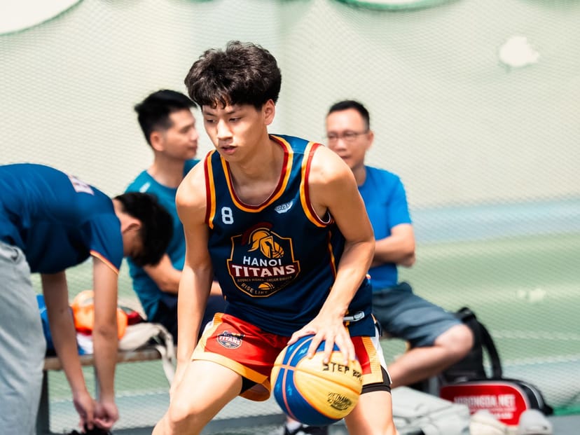 Học viên luyện dẫn bóng thấp trong buổi tập