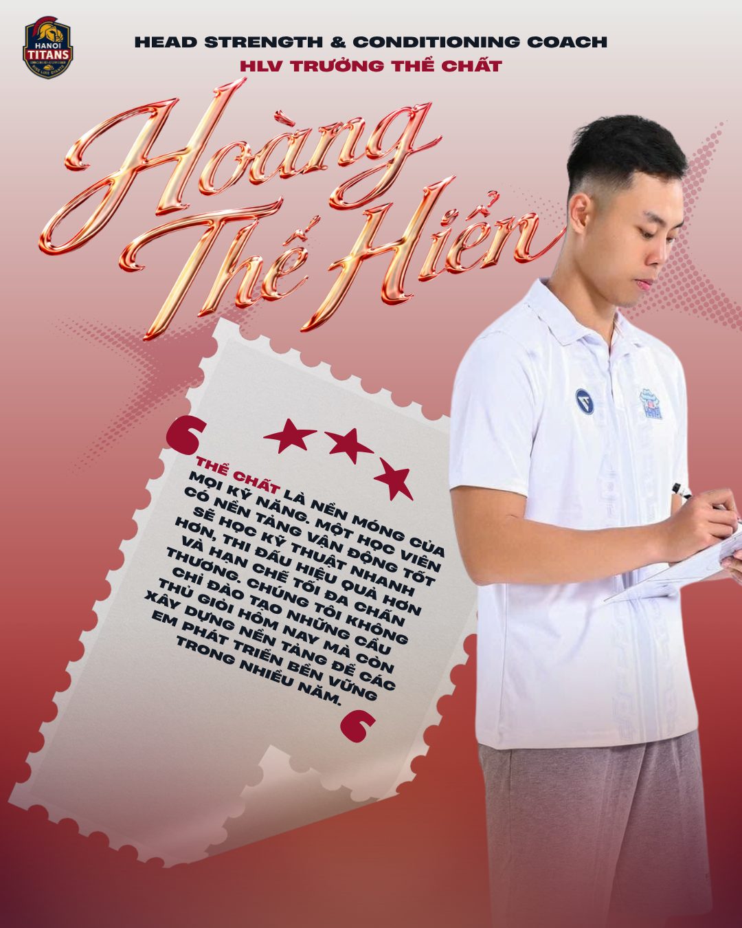 Poster giới thiệu Coach Hoàng Thế Hiển, HLV Trưởng Thể chất Hanoi Titans, đang cầm bút ghi chép