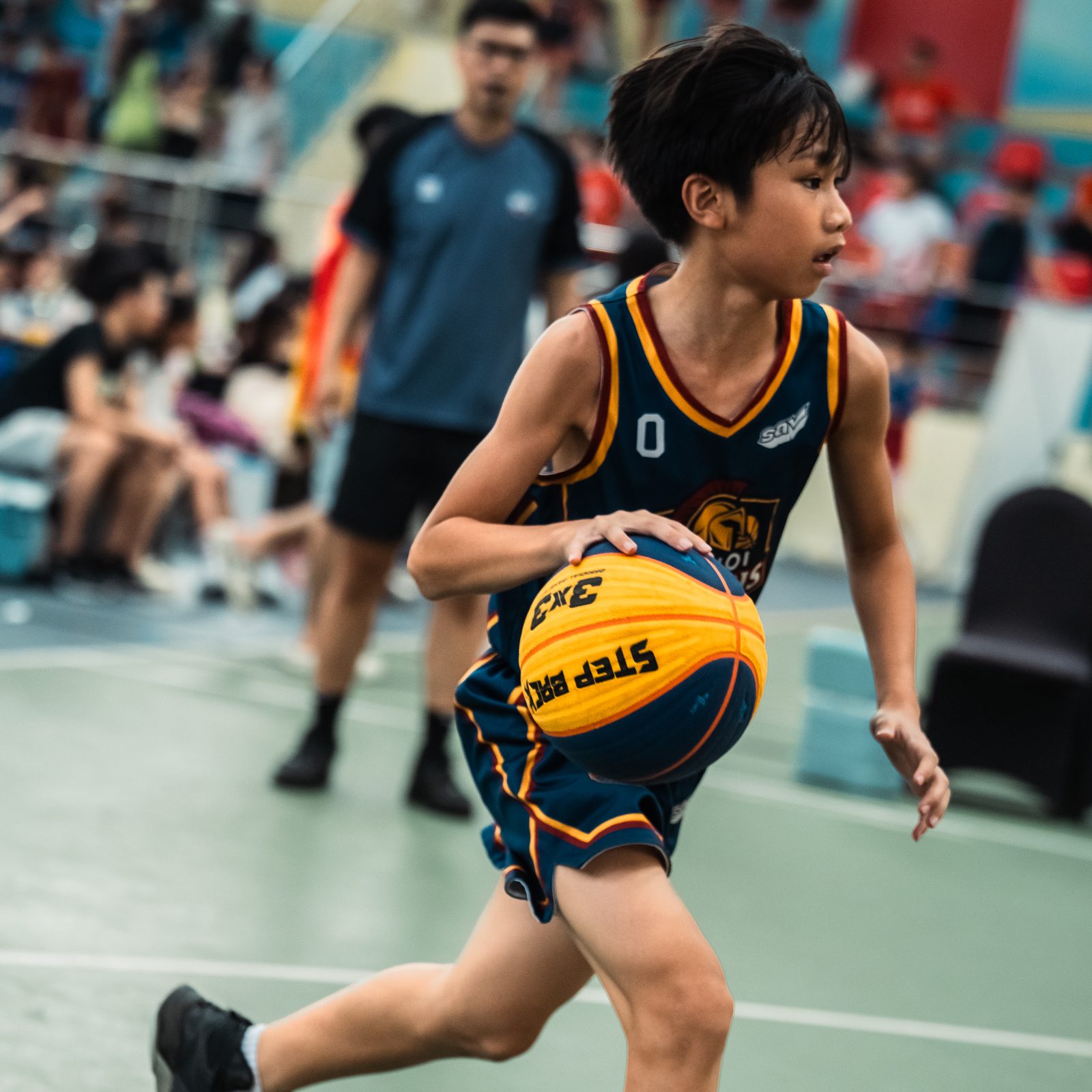 Cầu thủ U13 Hanoi Titans mặc áo số 0 vừa chạy vừa dẫn bóng